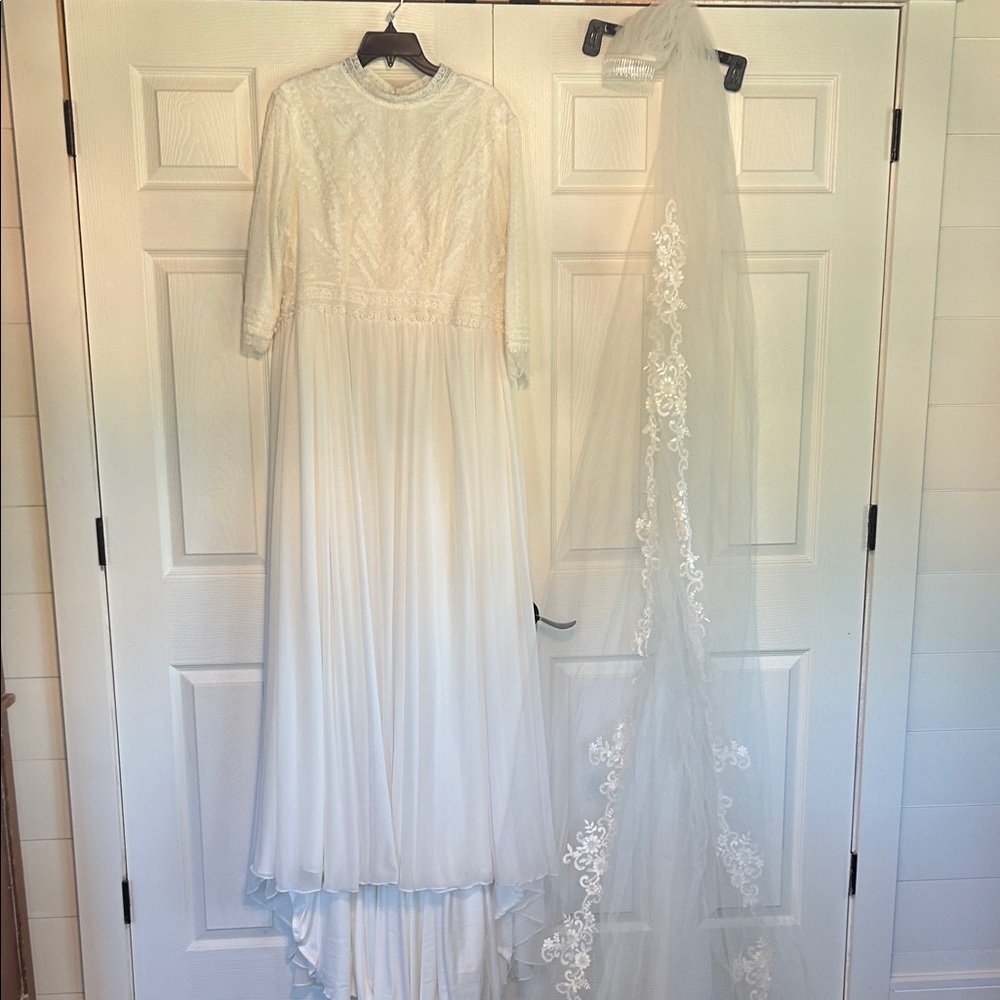 Gorgeous Pronovias- Vintage-Inspired Ivory Lace Wedding Dress with Veil